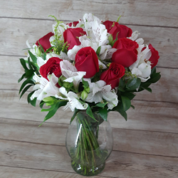 Arranjo de 9 Rosas com Astromélias no Vaso de Vidro